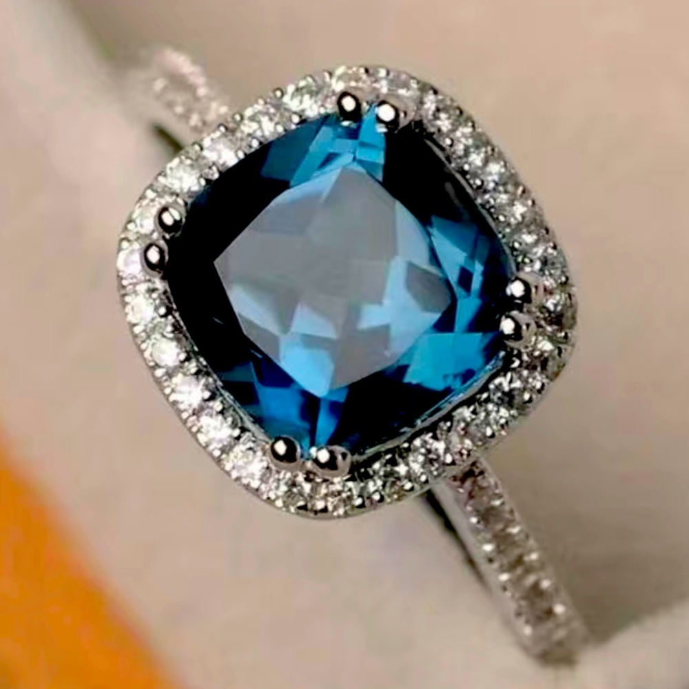 ♥️Blue cushion cut zircon center stone surrounded by white zircons,silver plated